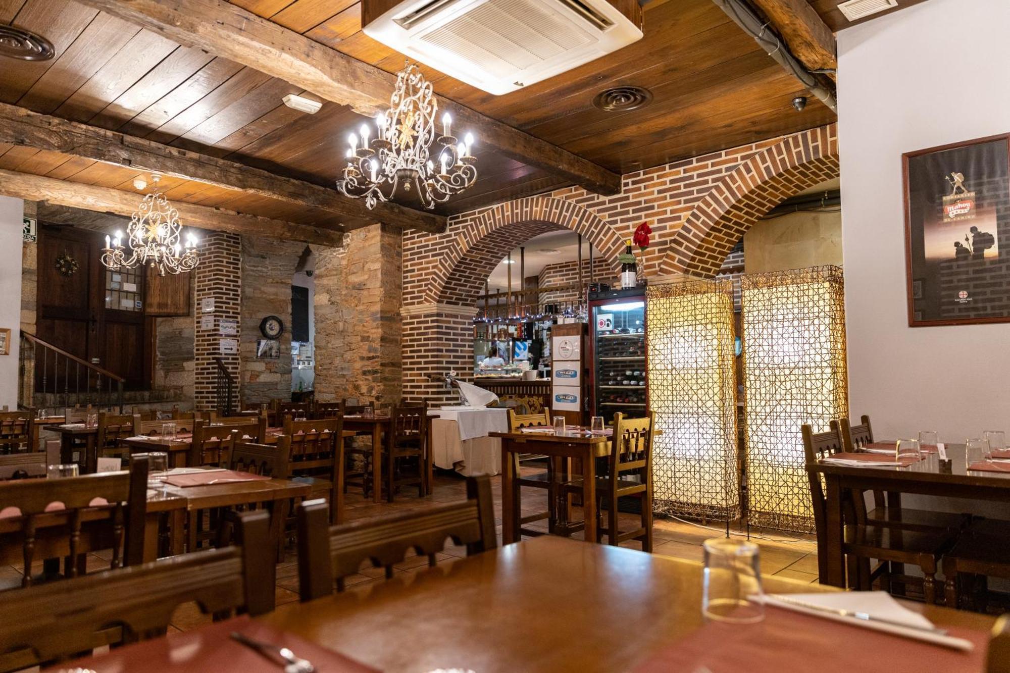 פונפרדה Hotel Aroi Bierzo Plaza מראה חיצוני תמונה