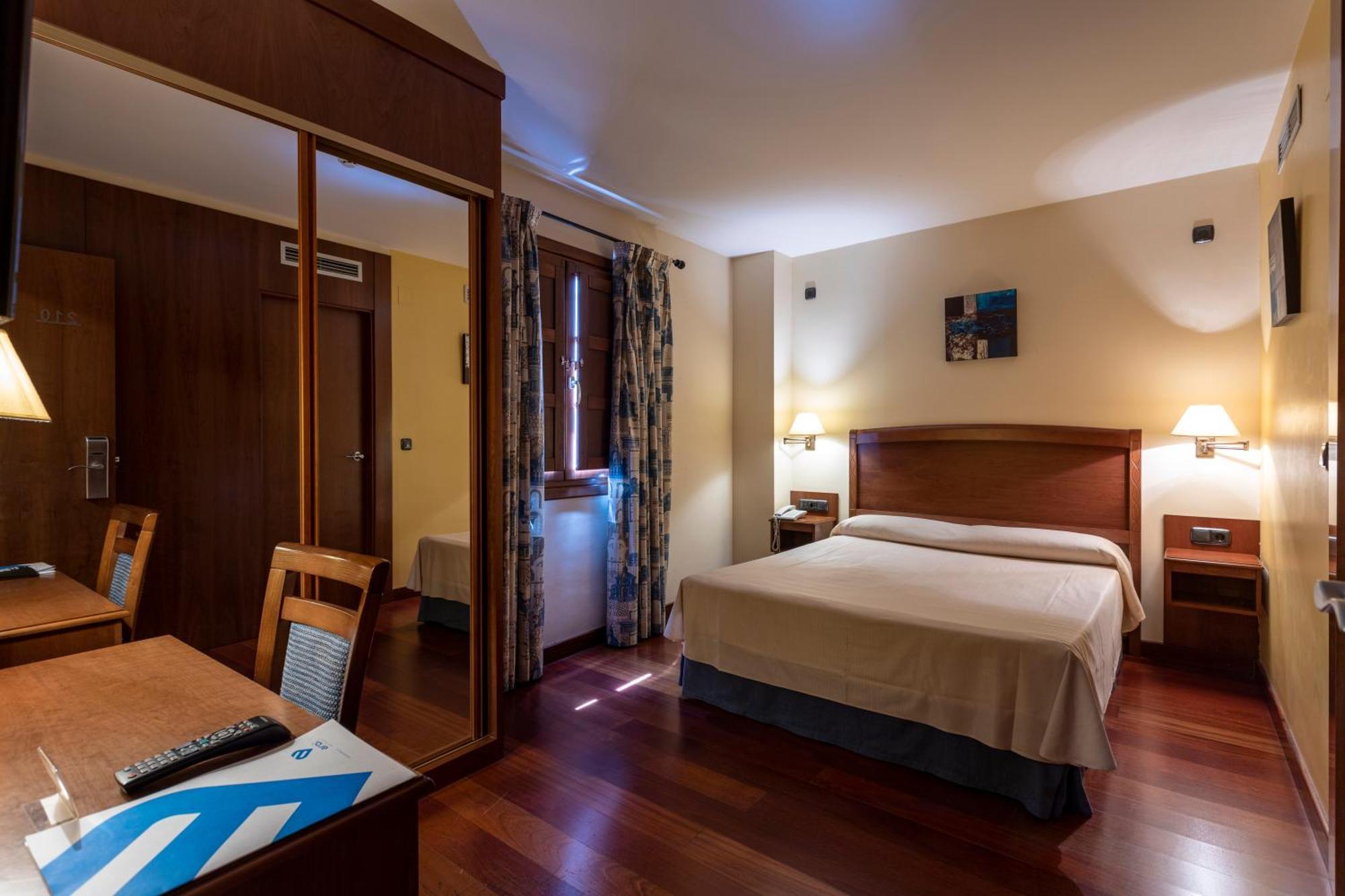פונפרדה Hotel Aroi Bierzo Plaza מראה חיצוני תמונה