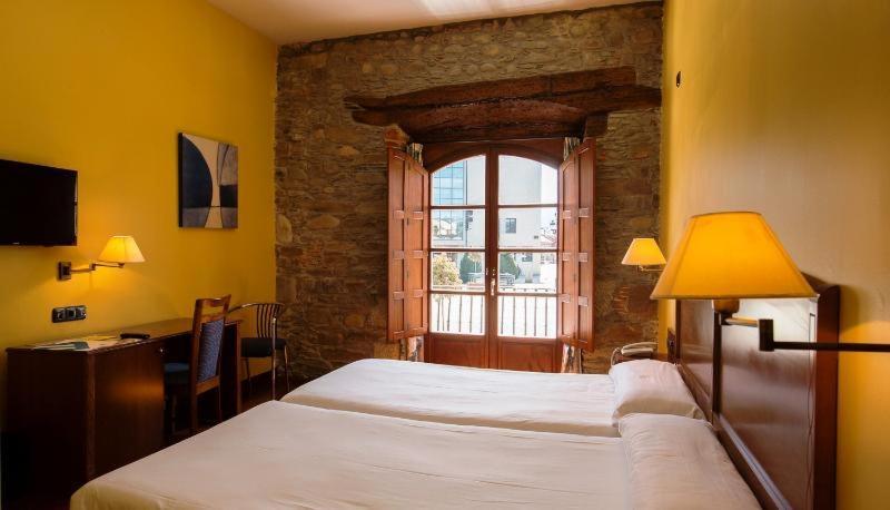פונפרדה Hotel Aroi Bierzo Plaza מראה חיצוני תמונה