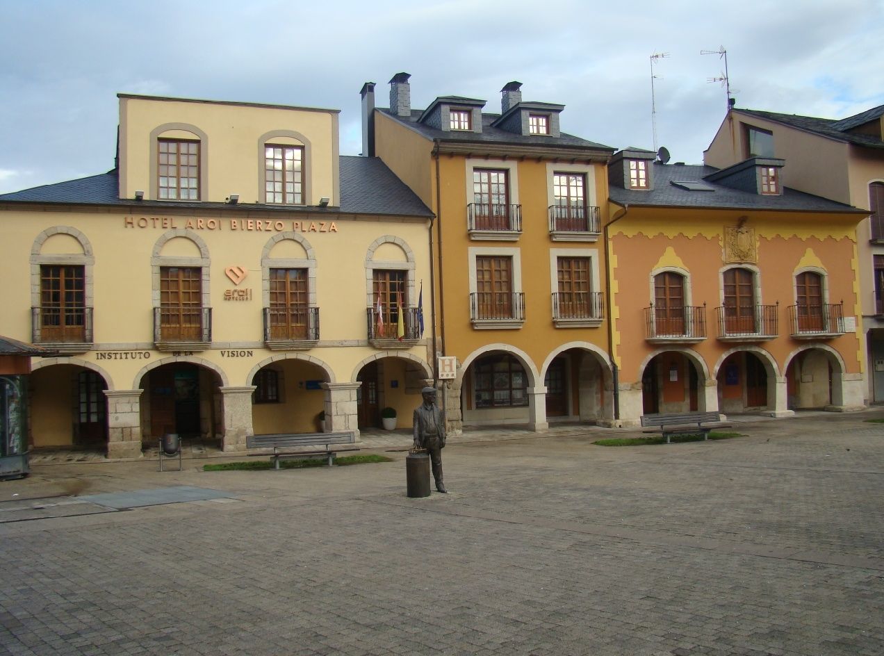 פונפרדה Hotel Aroi Bierzo Plaza מראה חיצוני תמונה