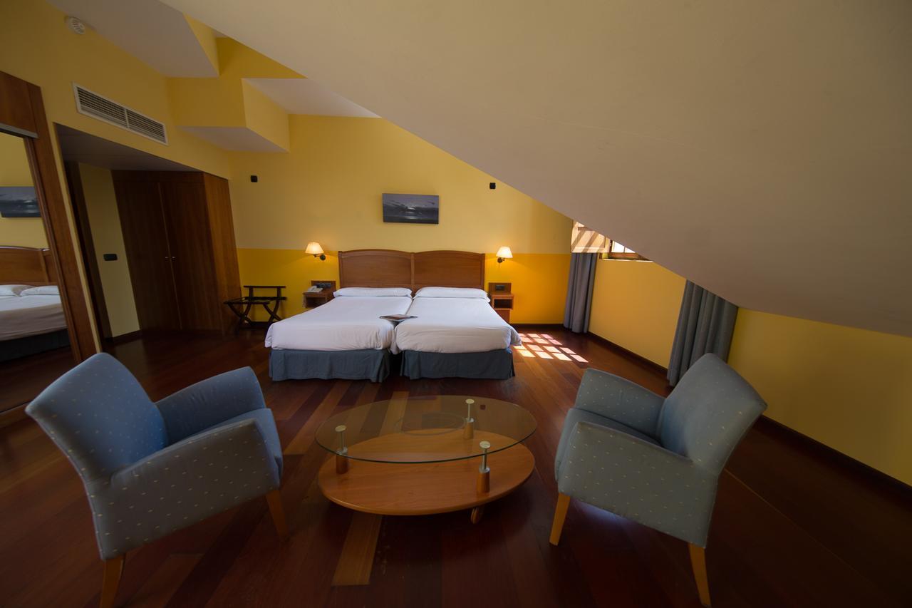 פונפרדה Hotel Aroi Bierzo Plaza מראה חיצוני תמונה